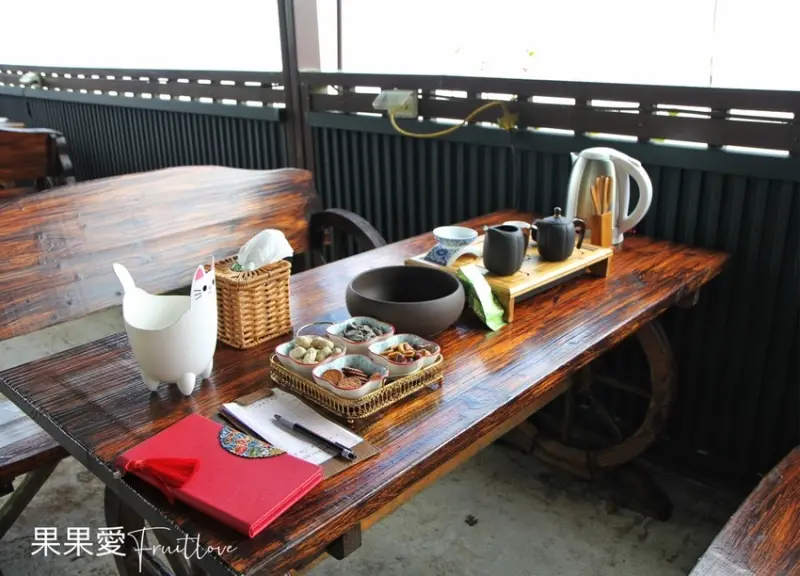 泡茶、吃鍋觀景處，千變萬化的雲海環繞在身邊，人生一大享受