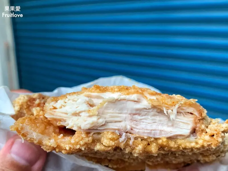 雞排外酥，肉鮮嫩多汁，多種口味可選擇，小心一口咬下噴汁