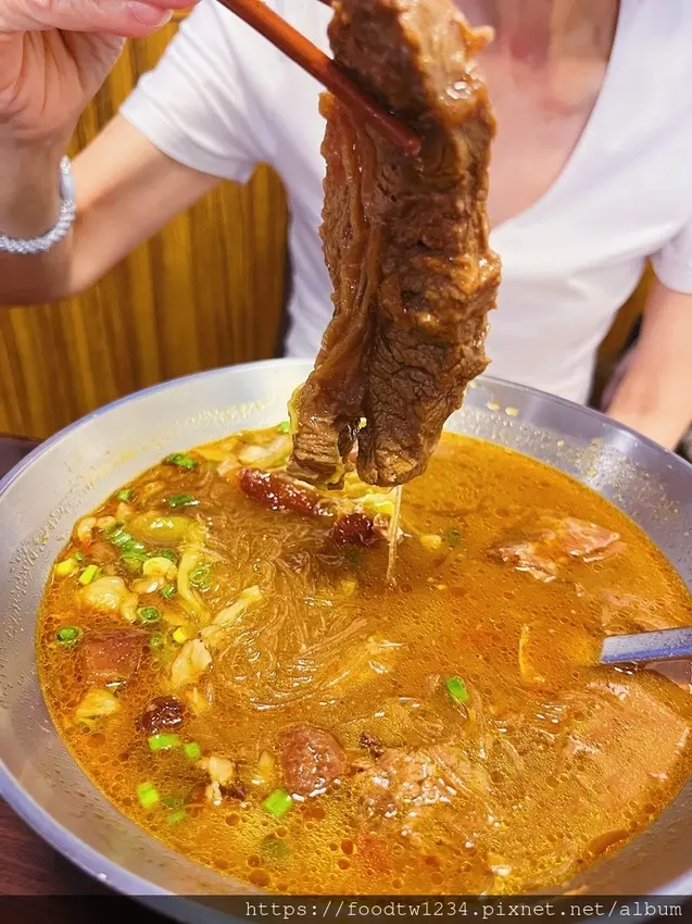 [台北小吃]文山區萬芳醫院站「西紅柿麵食店」超浮誇豪大大半筋半肉牛肉麵/高cp份量十足小吃店/小菜也超多元/附菜單