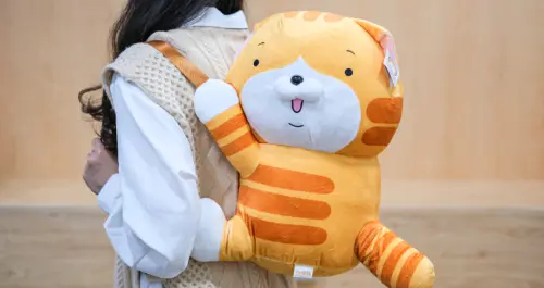 白爛貓娃娃背包要搶！免費入場「白爛貓的Chill意日常快閃店」17款白爛貓新品搶先曝光，超白爛周邊讓爛爛粉錢包不保。