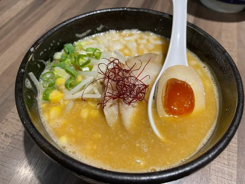 【台北中山美食】南京松江麵屋輝，超濃郁湯頭加入玉米與洋蔥的鮮甜，提煉出讓人難忘的美味，彷彿1秒到大阪