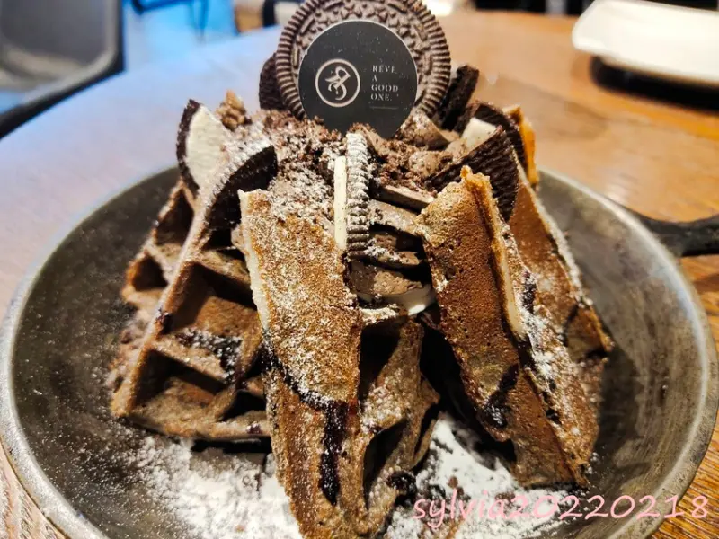 信義區，RÊVE Café 黑浮咖啡，主體是鬆餅的複合式咖啡廳