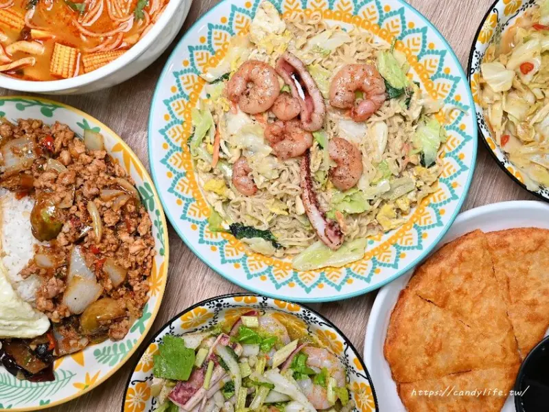 泰小葉泰式風味小食｜一到用餐時間就爆多人的平價泰式料理，激推打拋茄子豬飯，還有隱藏版綠咖哩炒泡麵～
