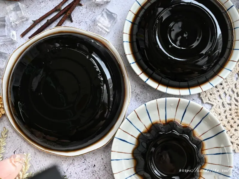 霸王仙草凍｜隱身在水湳市場裡的人氣手工仙草凍，大盒45元，小盒只要5元～老闆說不純不用錢！