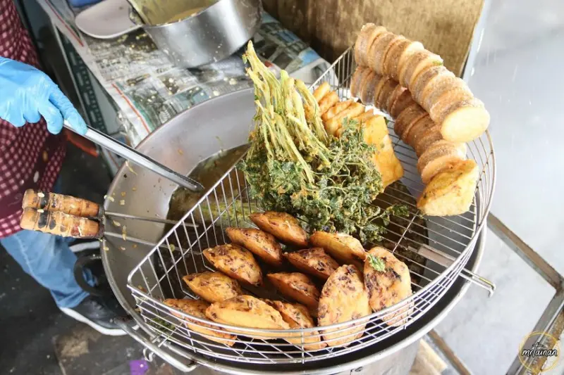 台南炸物／無名小攤飄香20幾年／專賣古早味素食點心／市面少見炸香菜／限量供應晚來吃不到／傳說中神聖的食物