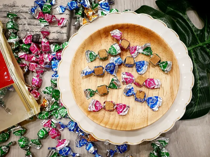 屏東東港經營超過一甲子的人氣伴手禮，去漁港必買的這邊都有，各種下酒菜和料理必備的海鮮乾貨超好買-東港古早厝櫻花蝦