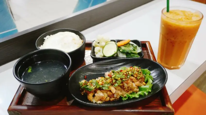 泰炘-位於公正路上的平價泰式料理，激推「內用限定」的個人飯類φ(゜▽゜*)♪ 百元初頭就能吃飽吃好