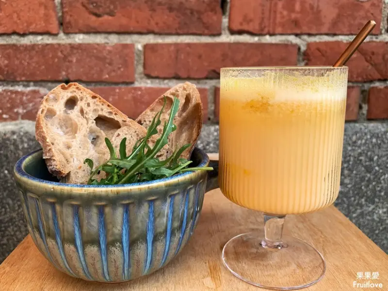 古厝三合院，是天然酵母麵包店也是咖啡店