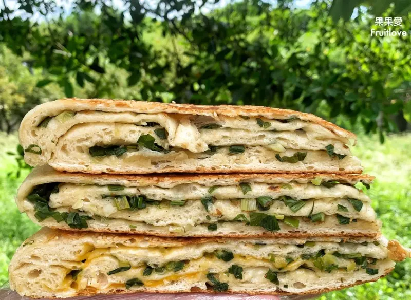 厚蔥千層餅真的有厚，層層爆量的蔥香味