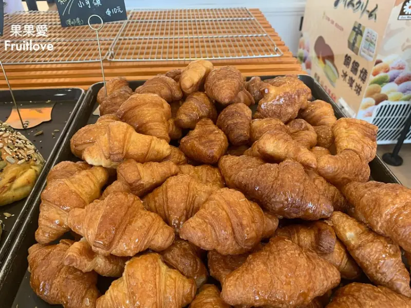 意外的發現，每個人手一大袋，原來是在地超人氣烘培坊