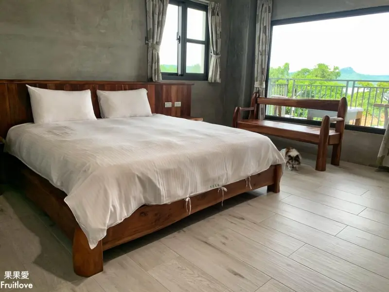 簡約風格的建築，戶外庭園造景雅緻，屏東恆春寵物友善民宿