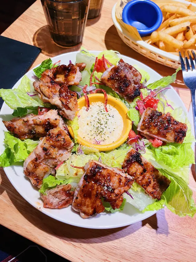 [台北美式]萬華區西門站「Stan & Cat 史丹貓美式餐廳 西門店」超厚又肉嫩多汁的高cp漢堡/雞肉沙拉炭烤酥香鮮甜/生意超好餐點選擇豐富(附菜單)