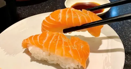 吃爭鮮5折！爭鮮集團推出「對中姓名5折」超狂壽司優惠，旗下「迴轉壽司、定食8」通通下殺5折、壽司免費吃。