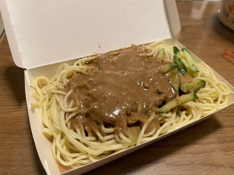 【台北士林美食】士林夜市好朋友涼麵，連續4年米其林必比登推薦，濃郁醬汁搭榨菜絕讚！