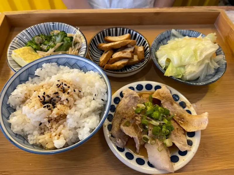 【台北中山美食】2022松江南京OLiA吃飯，平價網美風快餐店，帶花椒香的白飯好驚喜！