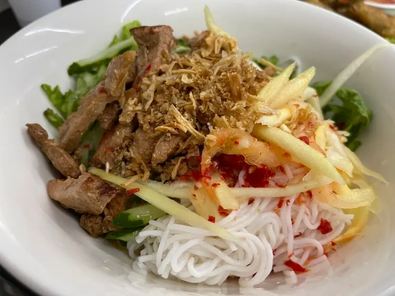 【台北中山美食】松江南京小英河粉，100元平價越南料理，皮蛋香菜水餃重口味出擊，辣度自己控制越吃越過癮