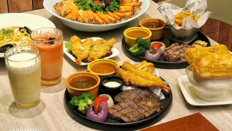 【牛排先生】高雄家樂福複合式牛排餐廳~想吃義大利麵與牛排樣樣都有~高雄平價牛排環境整潔燈光明亮的商業午餐空間