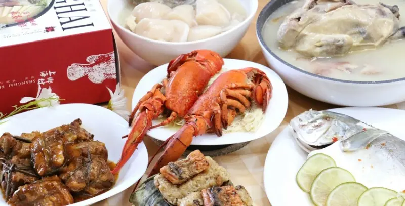 【上海鄉村】2023年菜推薦餐廳由台北美食上海鄉村為您服務~過年吃團圓飯就是要豐盛又氣派~怎麼能少了波士頓龍蝦和干貝白燒砂鍋魚頭呢!