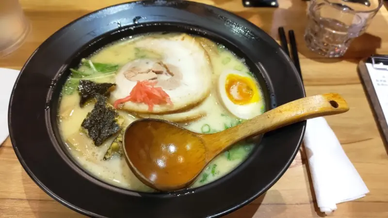 【新北板橋美食】樂麵屋 Globalmall，濃郁湯頭人氣拉麵