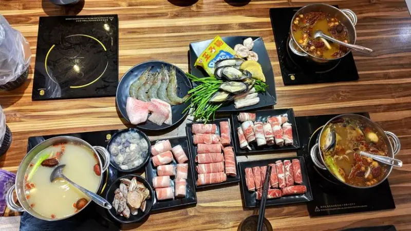 【三峽美食】蒙古紅蒙古火鍋，道地蒙古麻辣鍋 | 安格斯牛、海鮮吃到飽