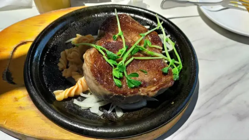 【中和美食】我家牛排中和旗艦店，多達80種熱食、水果、沙拉自助吧吃到飽