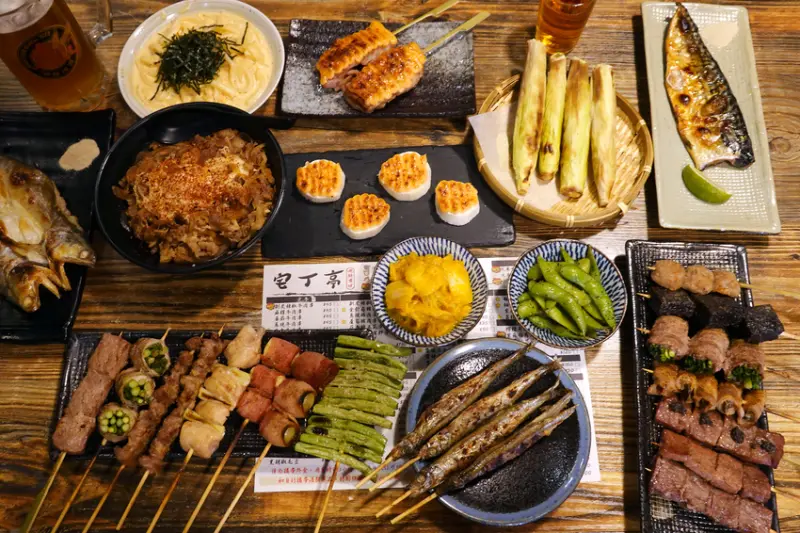 三重蘆洲居酒屋-宅丁亭-迴轉串燒 x 麥田現釀啤酒，三重高CP值居酒屋推薦，料理好吃便宜酒水好喝的三重菜寮美食