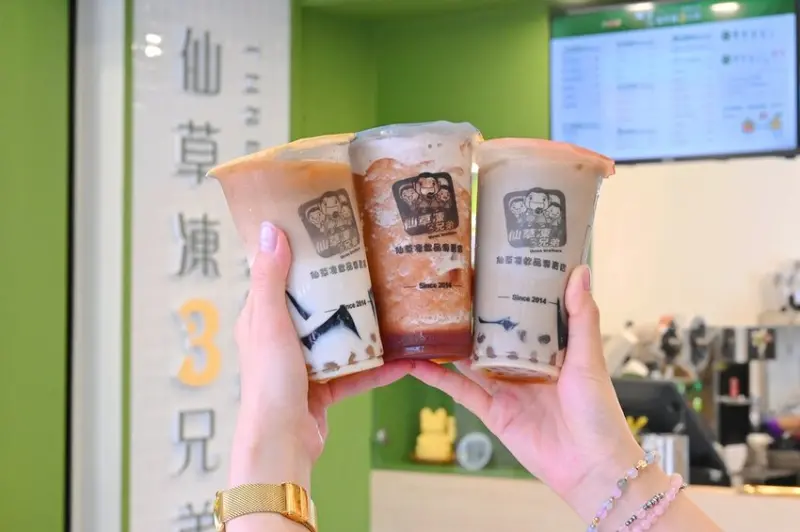 台中新開幕口感滑嫩超推薦嫩仙草 雙響炮雙重口感/鳳梨冰沙也好喝_仙草凍3兄弟大雅店