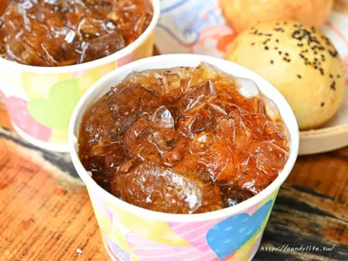 木桶豆花｜在地人激推隱藏版鑽石豆花，還有現烤燒餅，口感香酥，內餡飽滿，讓人回味無窮