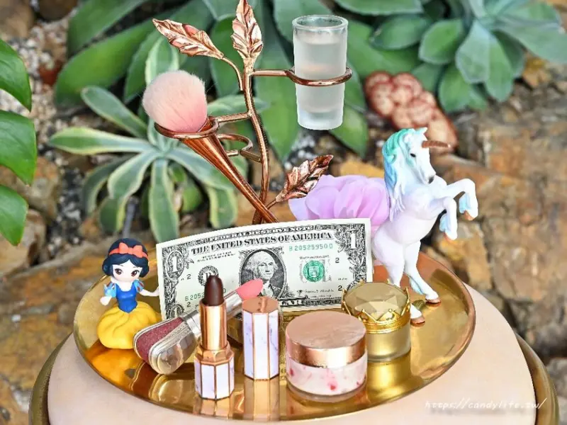 咾鍋｜台中深夜火鍋推薦，營業至凌晨兩點，夢幻粉紅色裝潢，超浮誇化妝品甜點，還有免費美金拿～