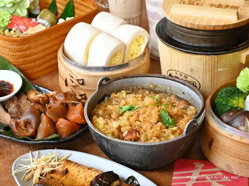 有春茶館｜台中特色茶館，餐點好吃又有創意，激推新品魚酥海鮮羹，湯匙一撈滿滿都是料～