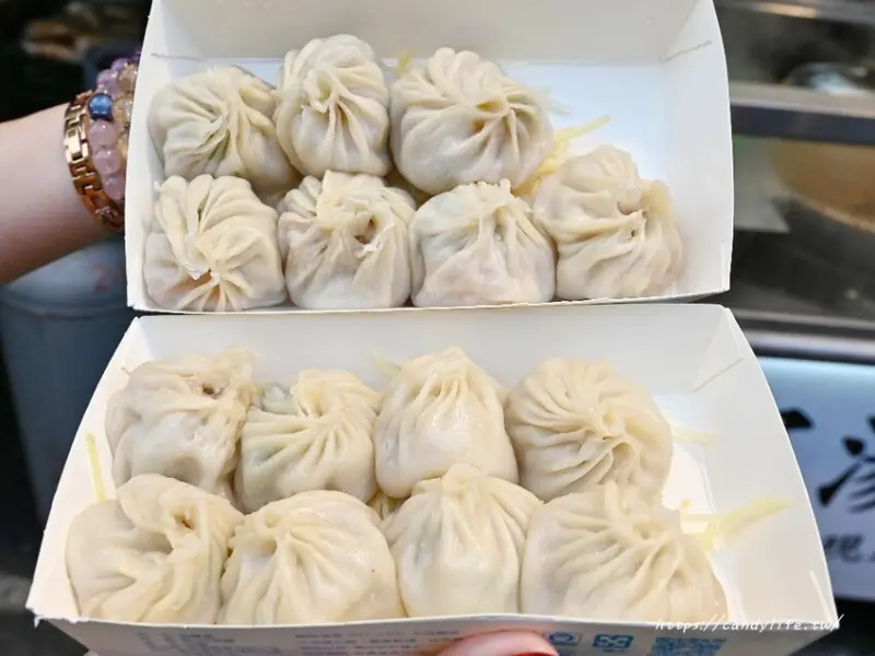 熊家手工湯包｜忠孝夜市人氣銅板小吃，手工湯包，現點現蒸，還有少見的剝皮辣椒湯包口味～