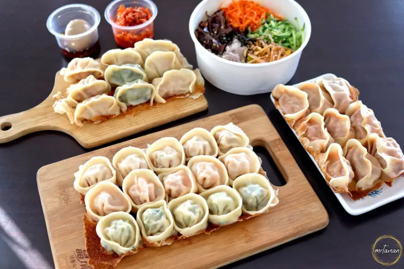 台南手工煎餃／現點現煎趕時間可預訂／使用台灣豬不含味精防腐劑／嚴選有機高麗菜與新鮮活蝦／自製餡料手工現包