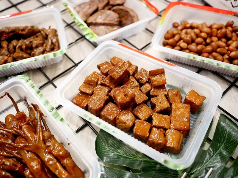 員林40年老字號滷味在台中就買得到，肉厚又大支的雞腳剪指甲還去大骨超好啃，鹹香微辣的滷汁好適合再來瓶啤酒-黑竹園