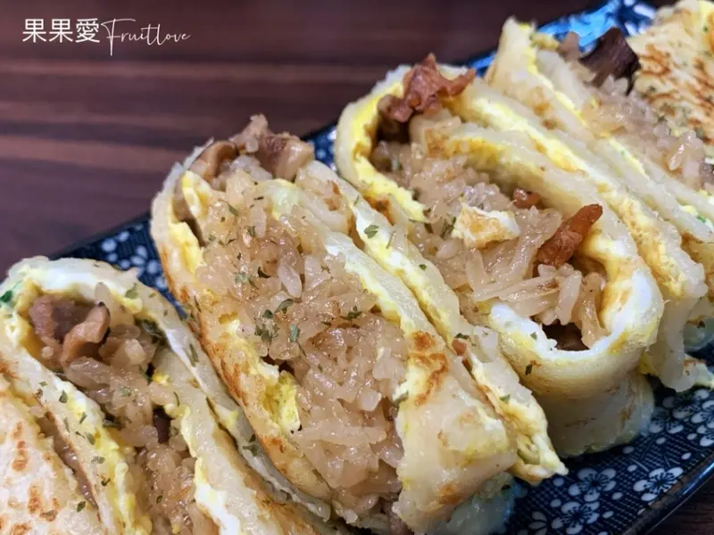 創新口味的粉漿蛋餅，獨家特製的蒜蓉醬