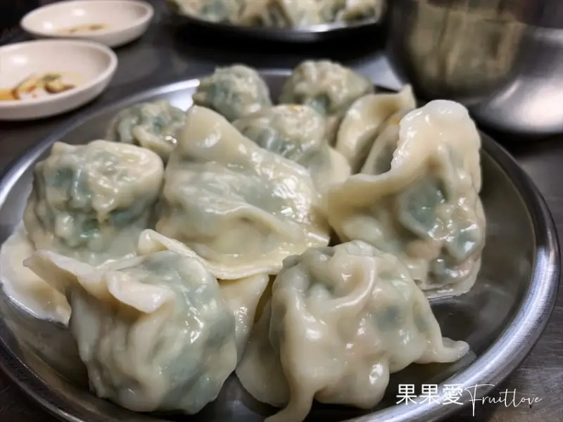 在地的好味道，料多味美的酸辣湯，滿滿韭菜的水餃