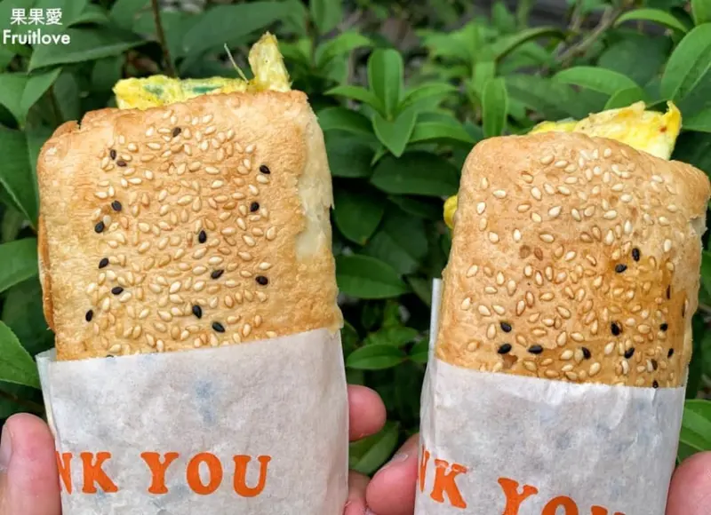 燒餅夾上蔥蛋，多層次的酥脆中夾著軟嫩