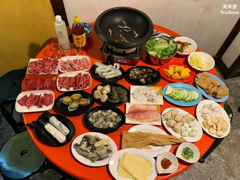 現炒石頭火鍋，懷舊氛圍，食材豐富，湯頭濃郁甘醇