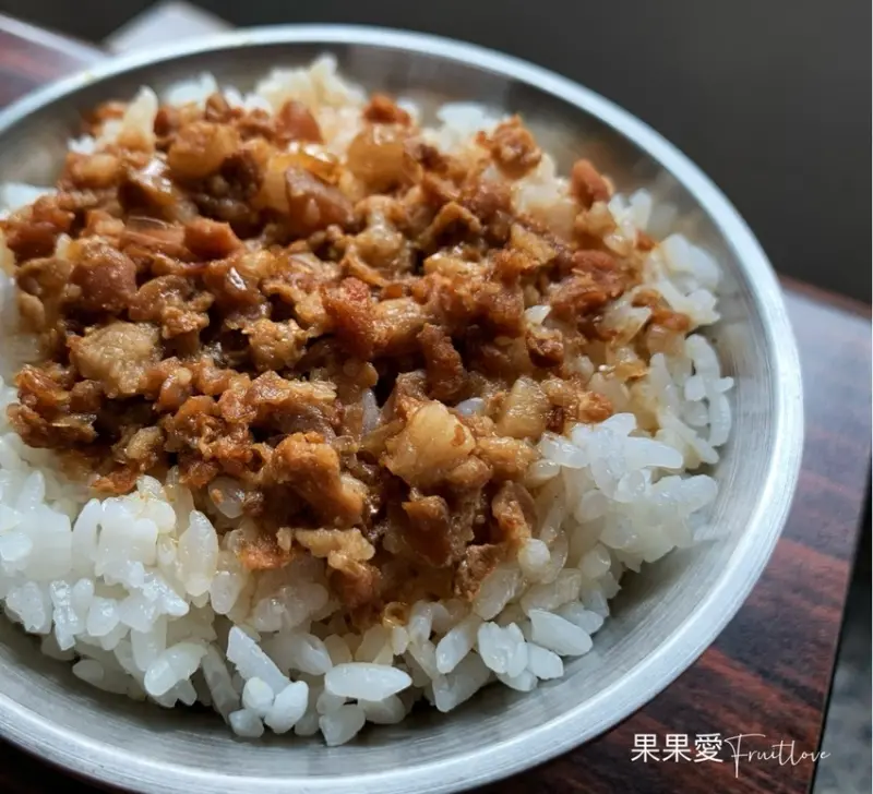 校園周邊美食，鍋料多很豐富，附的肉燥飯更是一絕