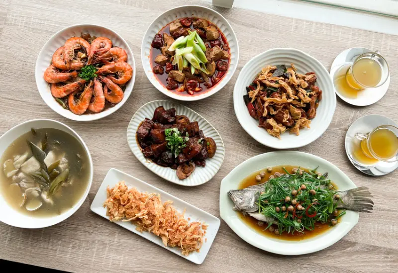 【獨家】時時香2023年菜搶先開箱！新春限定招財樹子蒸鱸魚、福運鮮蝦捲、鮮蝦粉絲煲...等8道開運年菜，加碼再送超過千元開運紅包＆品牌保溫袋（內附價位、菜單）