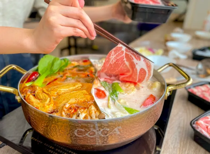 網友大讚湯頭超好喝，台北最強泰式火鍋推薦！「COCA泰式海鮮火鍋」必吃的椰奶鍋、冬蔭功鍋通通給滿分！