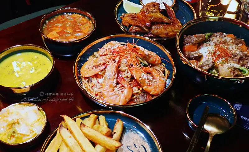 三重美食推薦│吃飽再睡 情境私廚(三重店)-日式屋台感兼具夜店風的私廚餐酒館，環境氣氛優，餐點有星級等級，紅酒燉牛肉超推，小酌約會好地方－近三和夜市美食商圈