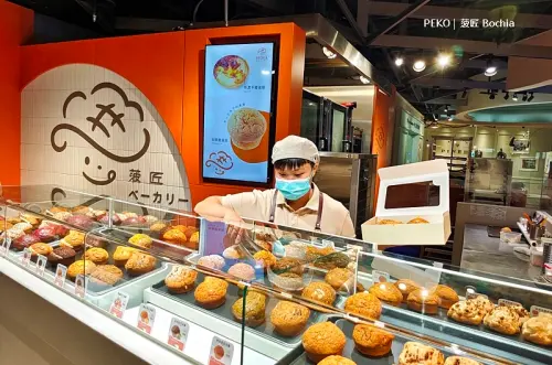 獨創「脆皮雲朵菠蘿」，一次12種口味任選，讓你吃到會微笑！