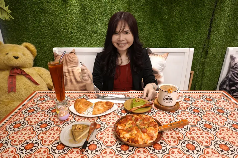 可愛療癒的中永和貓咖啡廳-永和頂溪捷運站囧貓苑子貓咖啡廳，有超萌貓咪及好吃手作甜點的可包場中永和貓餐廳