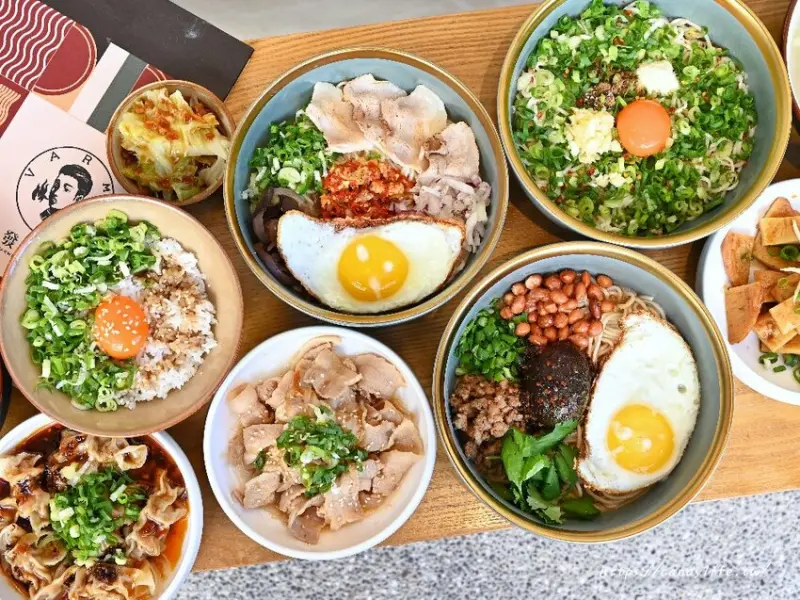 發愣吃｜台中人氣文青麻辣乾拌麵新開幕！麻辣乾拌麵口味多樣化，香辣帶勁，生意超級好，激推皮蛋擔擔麵～