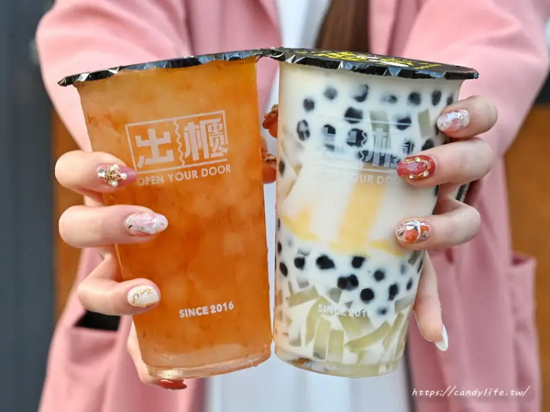 出櫃冷飲專賣｜人氣必點半杯都是料鮮奶，就是要讓你飽到不要不要！還有新品蘋果紅茶，百分百鮮榨蘋果原汁，果香味超迷人～