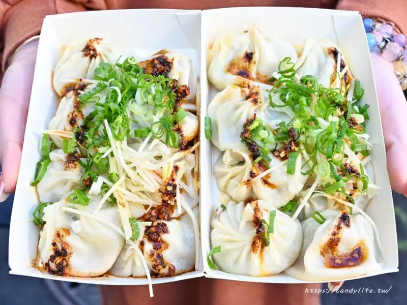 宮太鮮小籠湯包｜台中超人氣湯包，滿滿蔥花就是讚，咬下去會大噴汁！早上六點一開賣就大排長龍，晚來不一定吃得到～