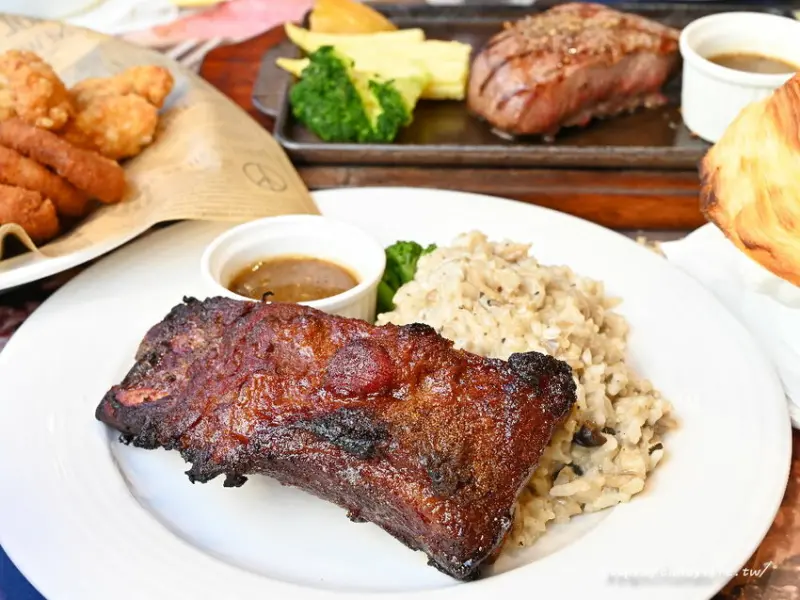 瀧厚炙燒熟成牛排｜台中英倫風熟成牛排館，高CP值，還有料滿滿的羅宋湯讓你免費喝到飽～