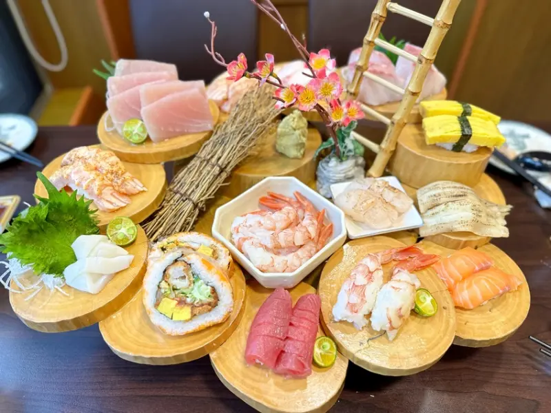 村日式料理 上100種日料任您吃到飽 階梯式擺盤霸氣上桌 超巨大的生蠔有夠邪惡的啦！