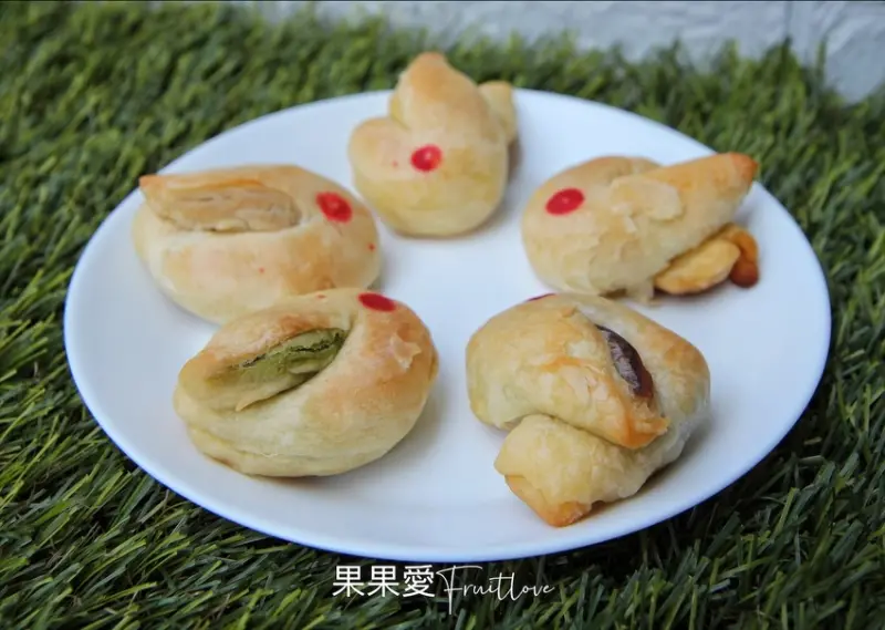 用心捏製一個個小巧可愛的鳥仔餅