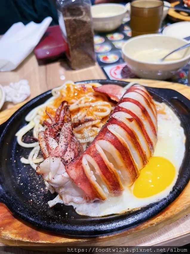 [台北美式]板橋區新埔站「德堡牛排」夜市價格高級享受的平價牛排/自助沙拉吧吃飽喝足/花枝新鮮可口多汁/附菜單